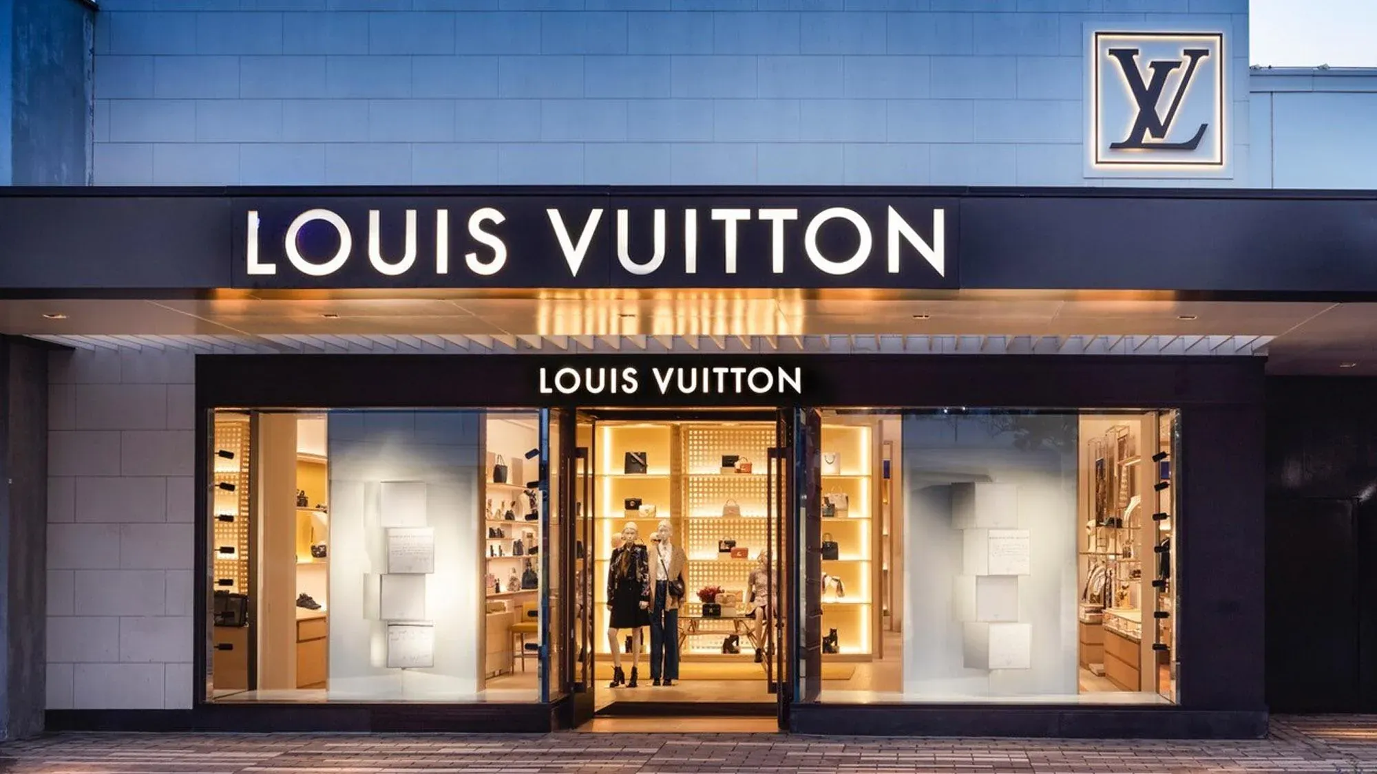 vanter Shaded Gum Louis Vuitton store at the Oakbrook Mall robbed again, this time by 14  suspects