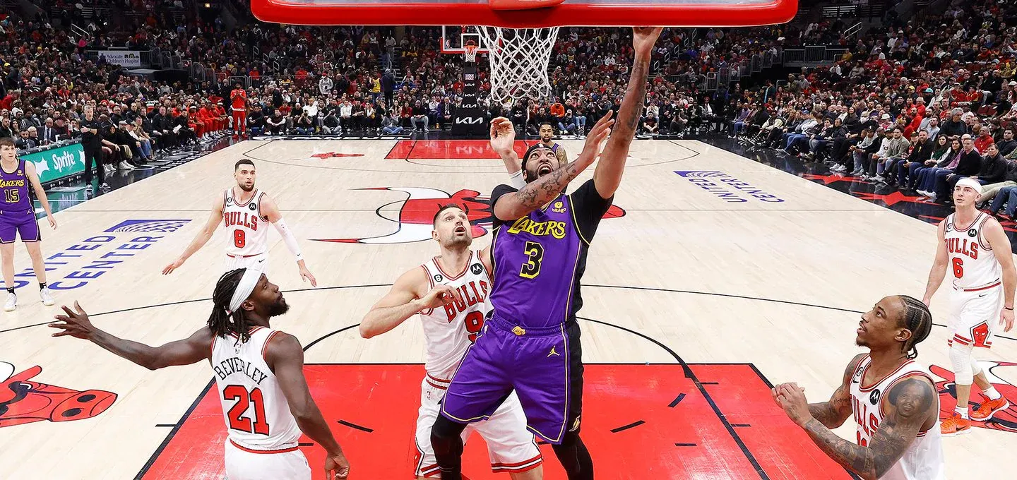 LeBron James, Anthony Davis lead Lakers past Bulls 121-110