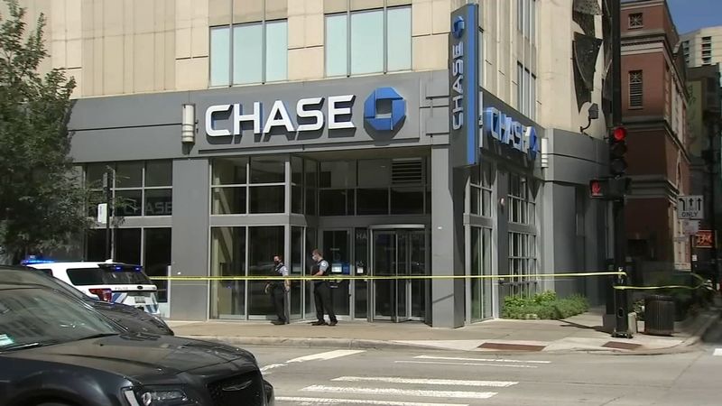 Chase Bank employee dies after stabbing in River North