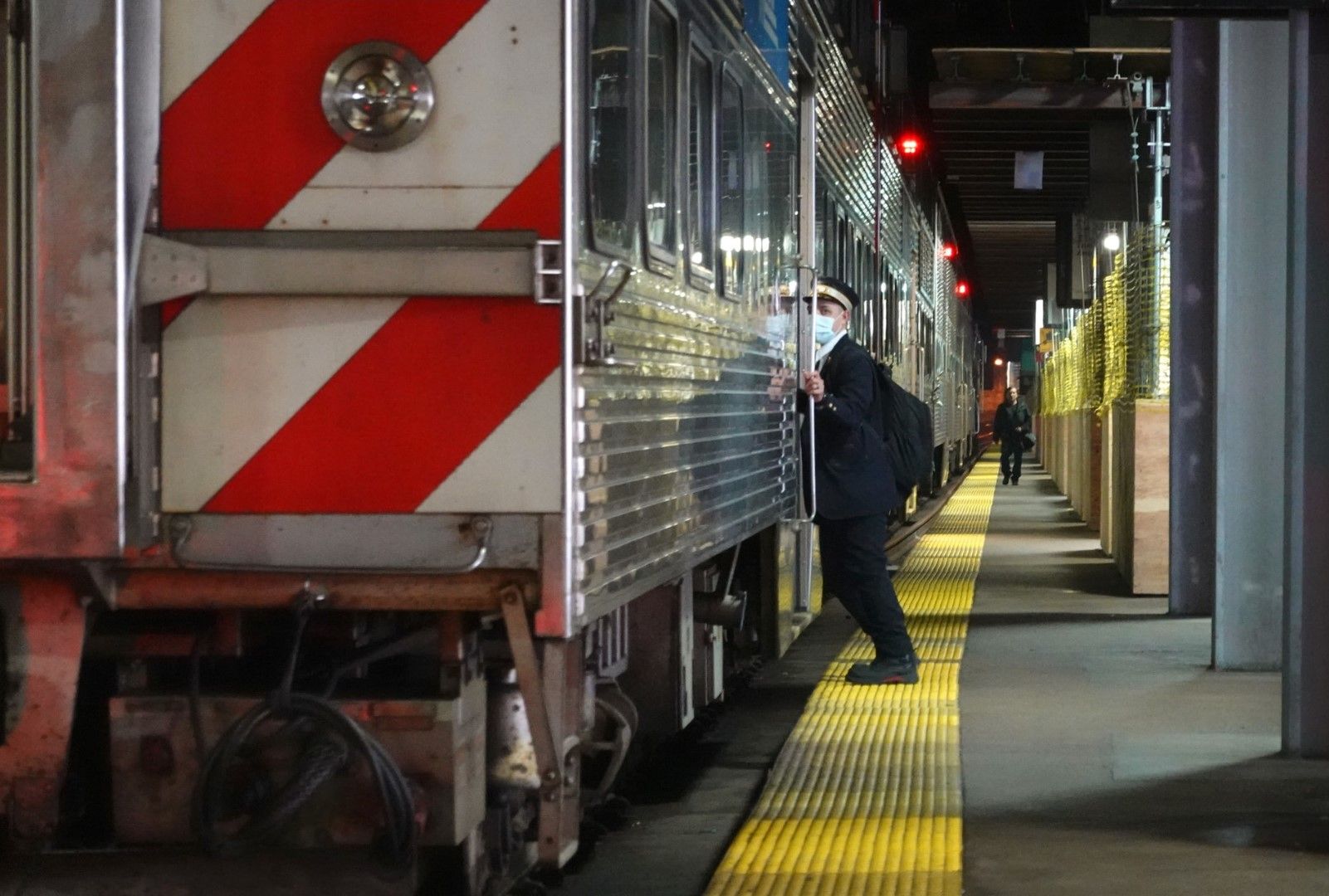 Metra won't increase fares, restoring full service in 2022