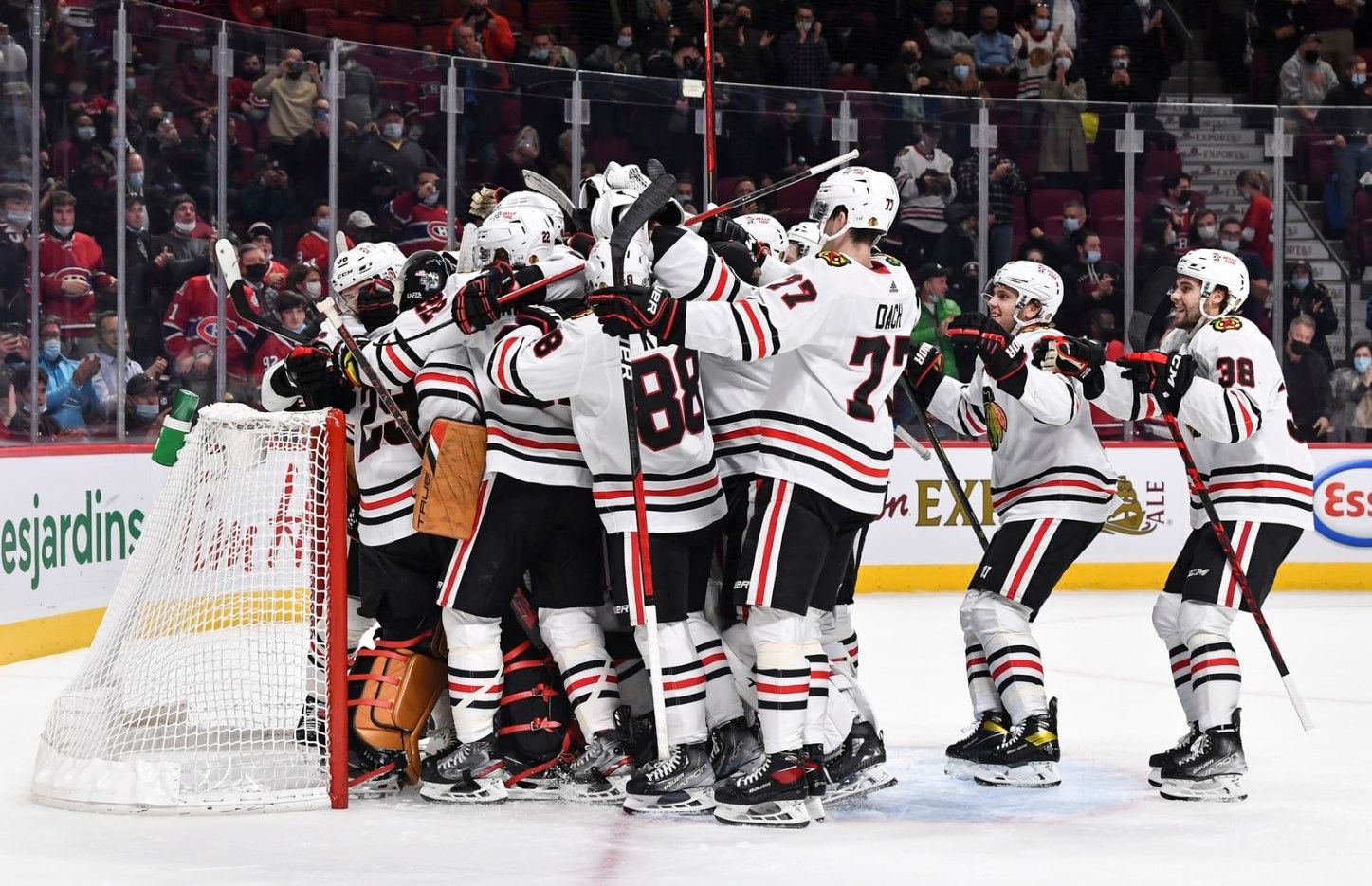 Fleury earns 500th win in Chicago's 2-0 win over Canadiens