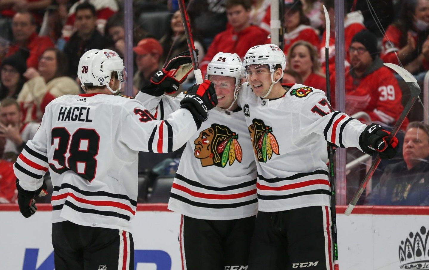 Strome has hat trick as Blackhawks outlast Red Wings 8-5