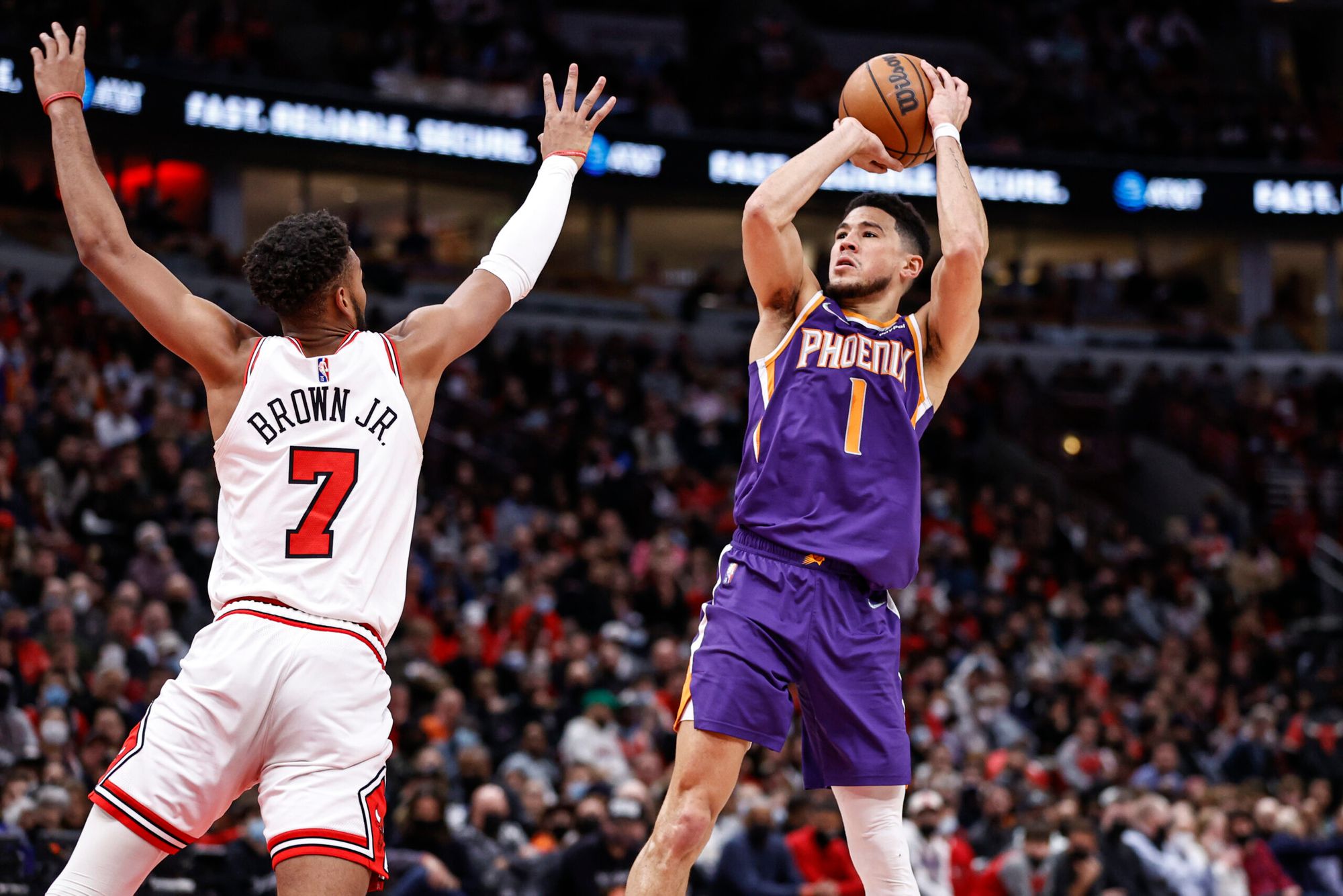 NBA-best Suns hang on to beat Bulls 127-124