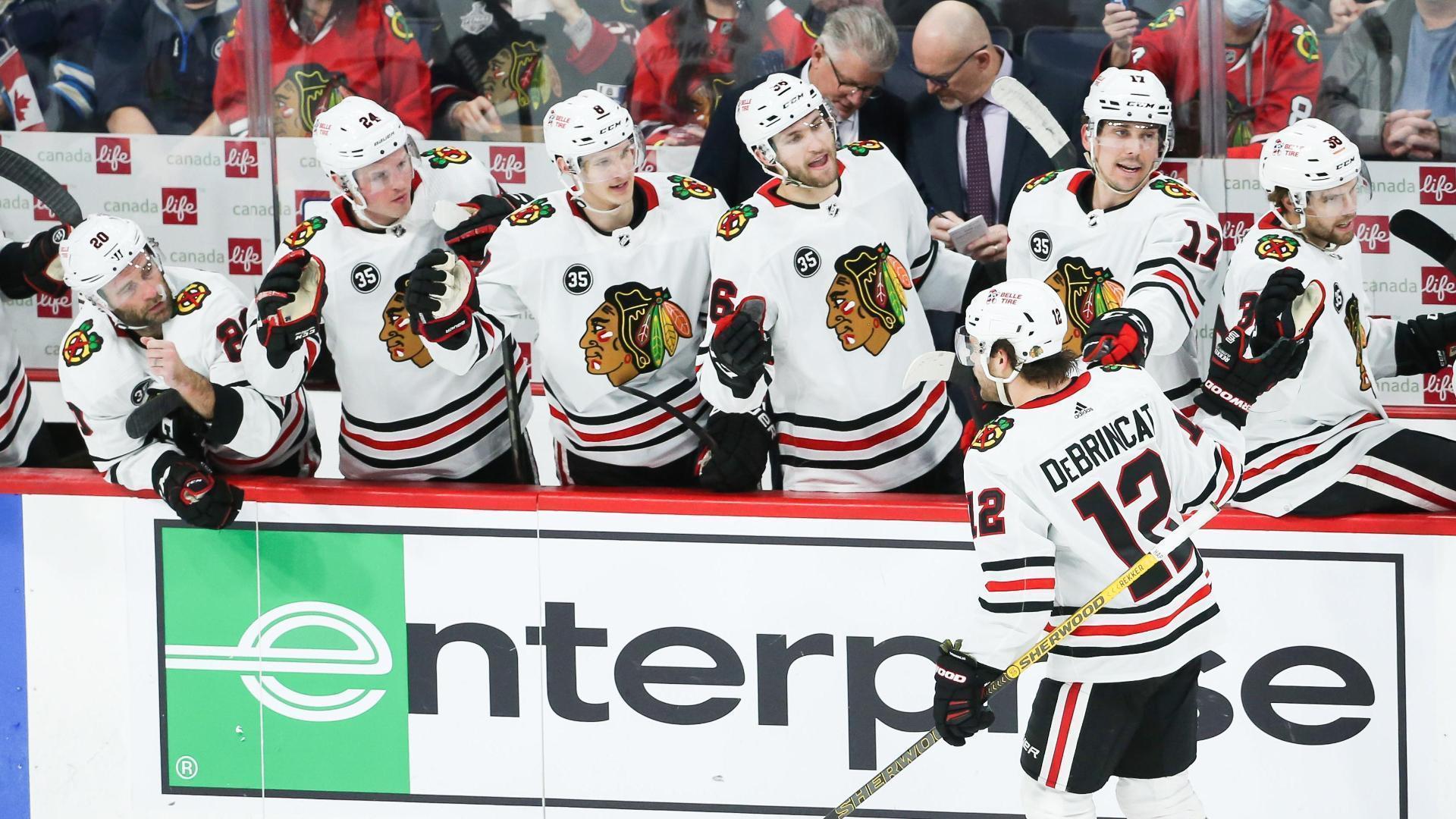 DeBrincat's 28th goal snaps tie in 3rd, Blackhawks down Jets