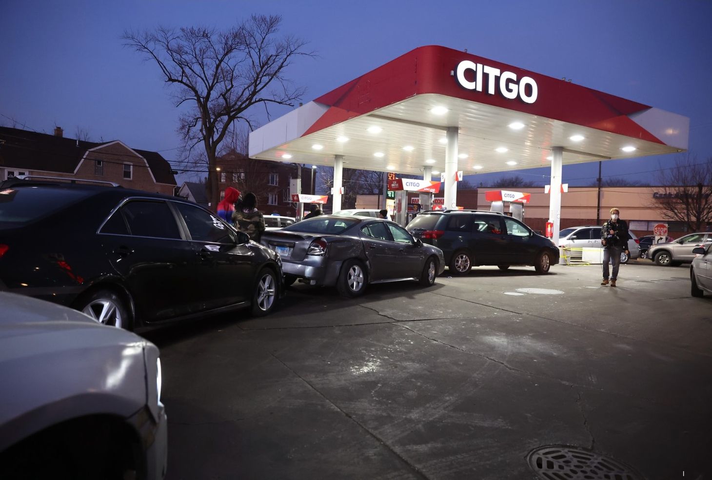 Willie Wilson's great gas giveaway draws long lines, sign of the times