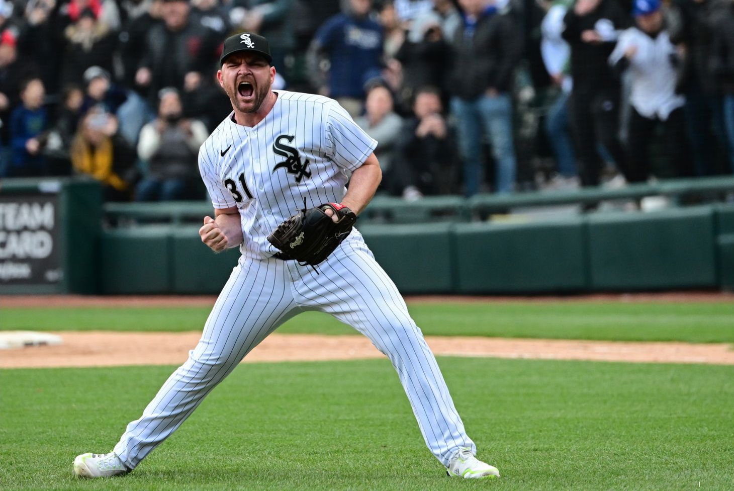 Abreu homers, Hendriks escapes in 9th as White Sox beat Rays