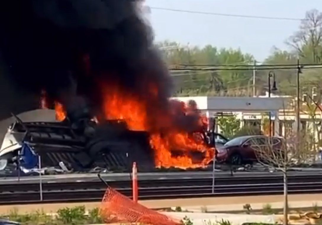 Metra train hits truck trailer in Clarendon Hills, 1 dead, 4 injured