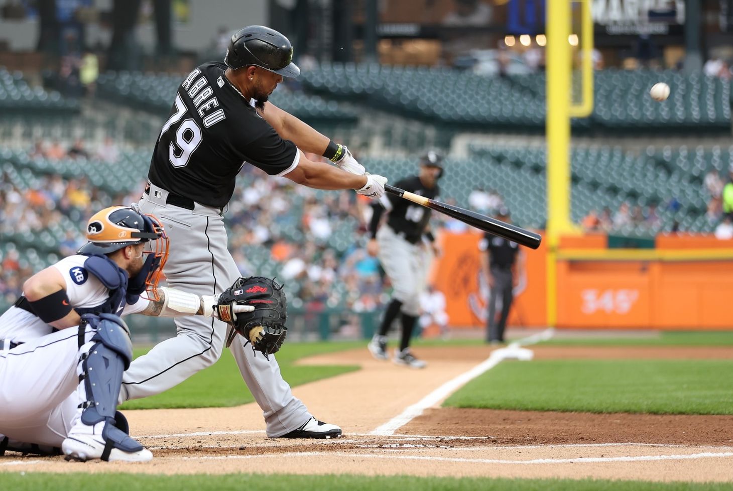 Abreu hits pair of 2-run homers, White Sox beat Tigers 9-5