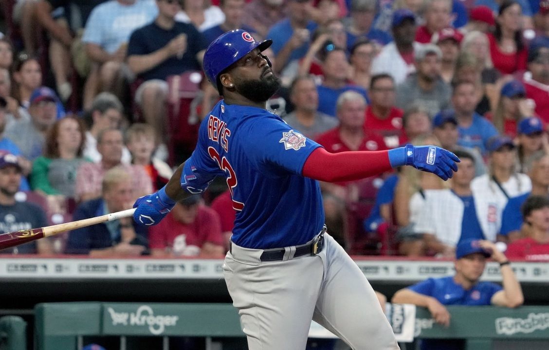 Happ leads homer barrage, Cubs power past struggling Reds