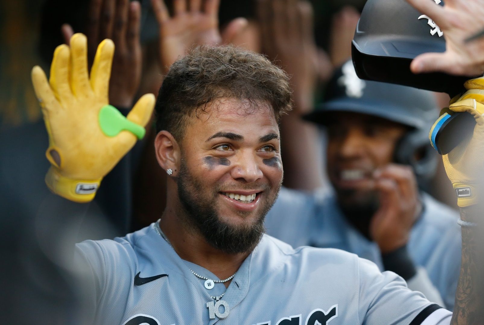 Moncada 5 for 6 with 2 HR, White Sox blast A’s 14-2