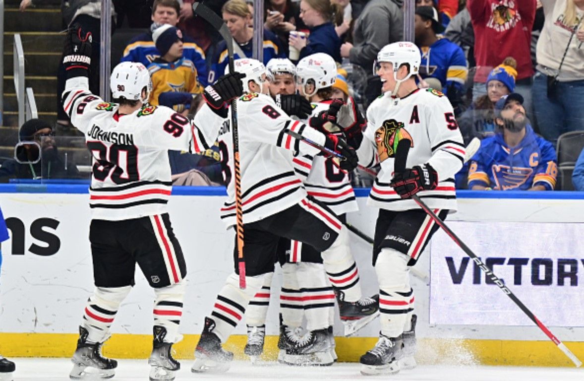 Stauber wins debut in goal, helps Blackhawks beat Blues 5-3