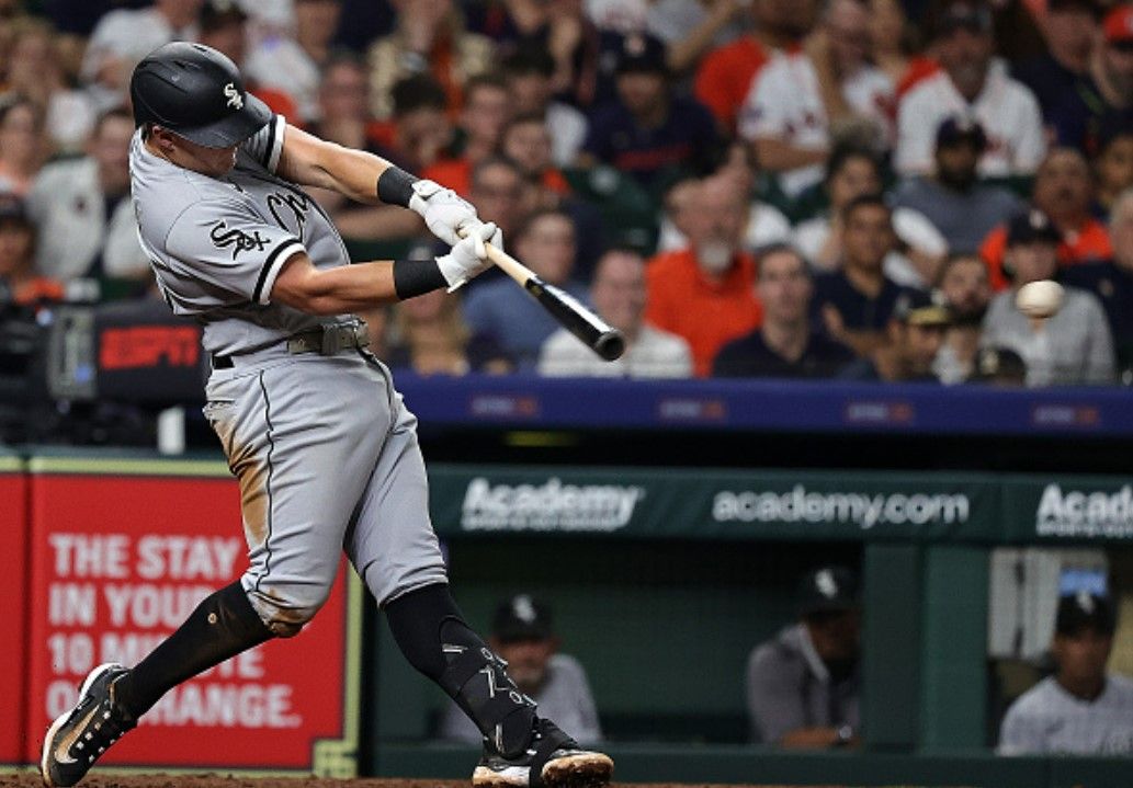 Vaughn's double lifts White Sox over Astros 3-2 in opener