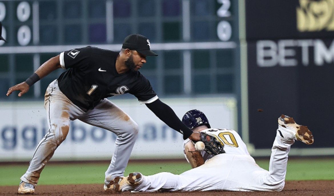 Alvarez's bases-clearing double sends Astros past White Sox