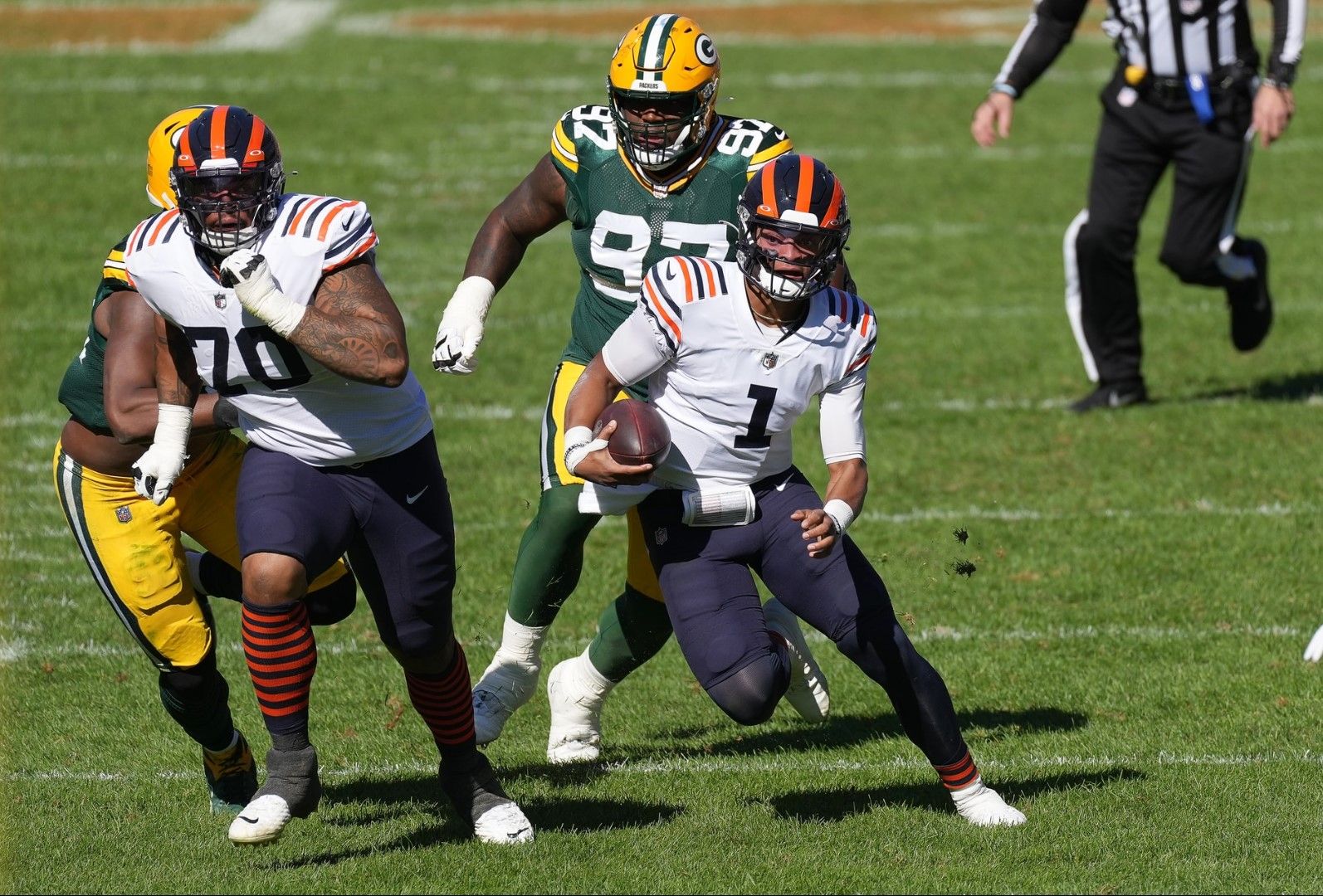 Fields' inconsistency hurts Bears in 24-14 loss to Packers