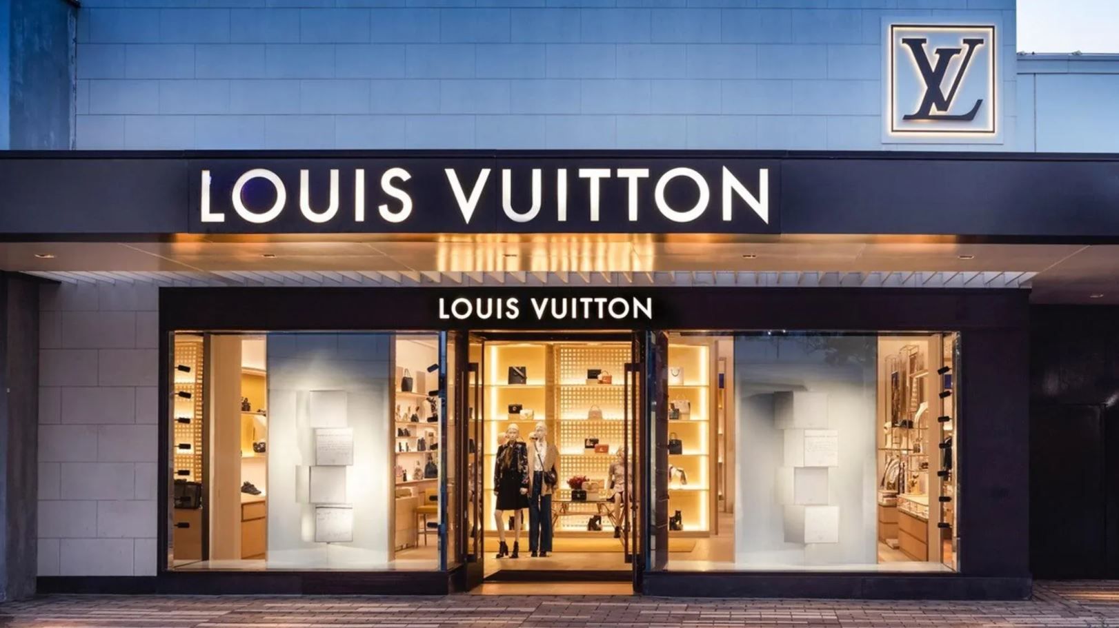 Louis Vuitton store at the Oakbrook Mall robbed again, this time by 14 suspects