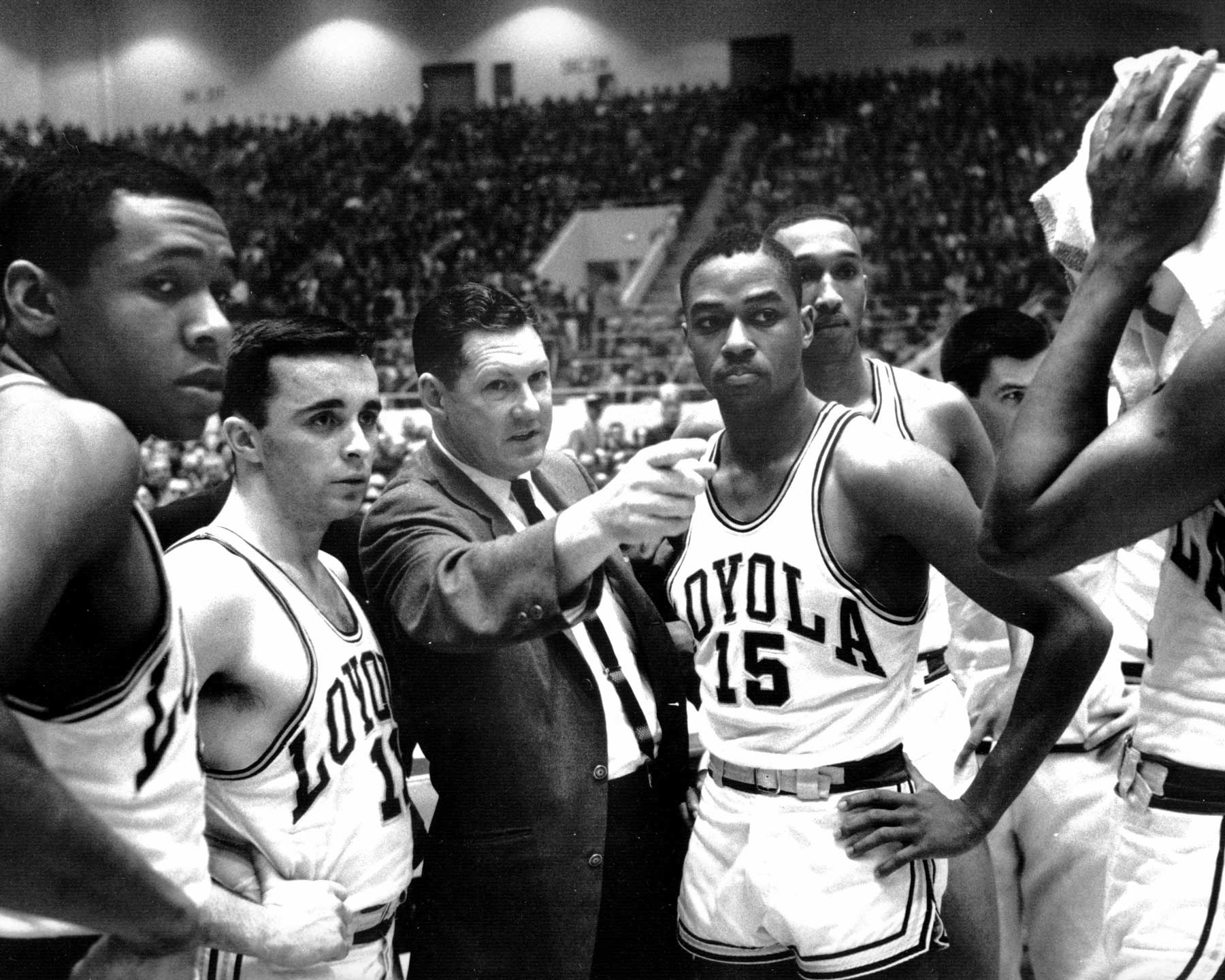Loyola Chicago Basketball Pioneer Jerry Harkness Dies at 81