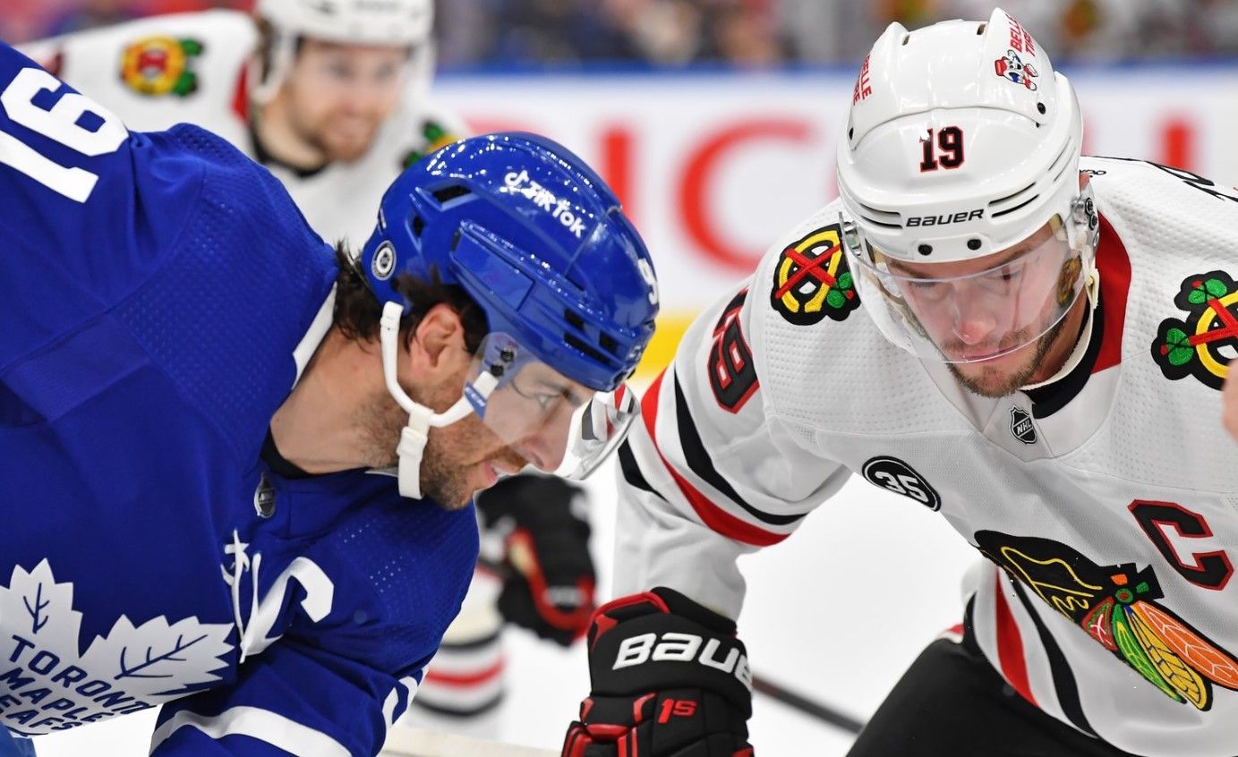 Lucky bounce lifts Maple Leafs over Blackhawks
